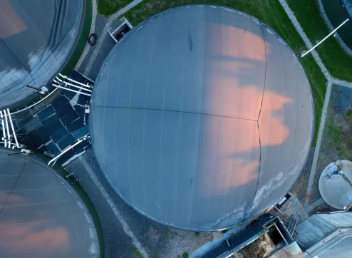 Vertikale Sicht der Prozesskomponenten, Fermenter und Biogasbehälter der landwirtschaftlichen Biogasanlage.