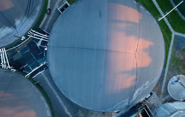 Vertikale Sicht der Prozesskomponenten, Fermenter und Biogasbehälter der landwirtschaftlichen Biogasanlage.